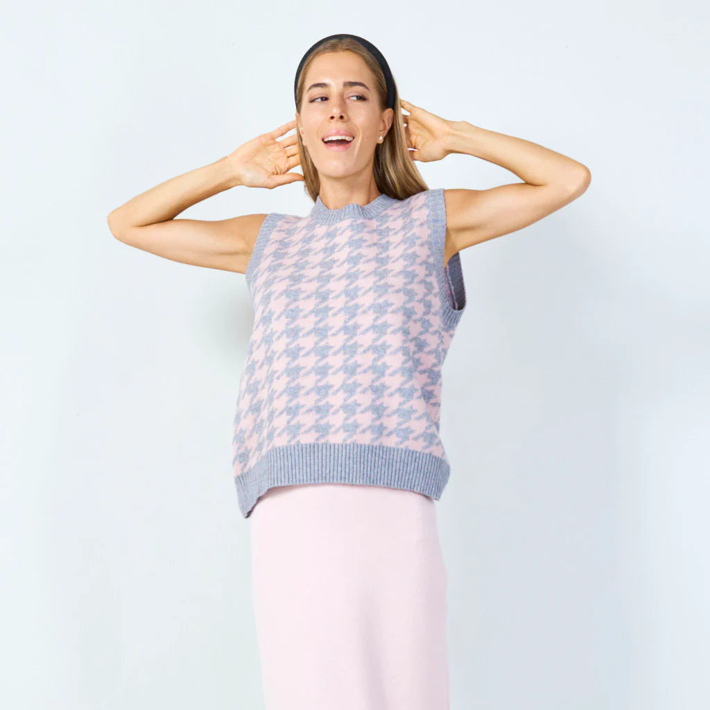 Sleeveless top with houndstooth pattern